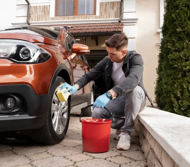 Lavage auto à domicile Vieux-Boucau-les-Bains : professionnel intervenant sur un véhicule